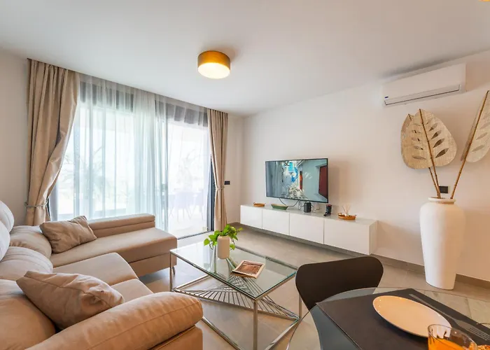 New Atlantic Homes Heated Pool - Апартаменти Адехе